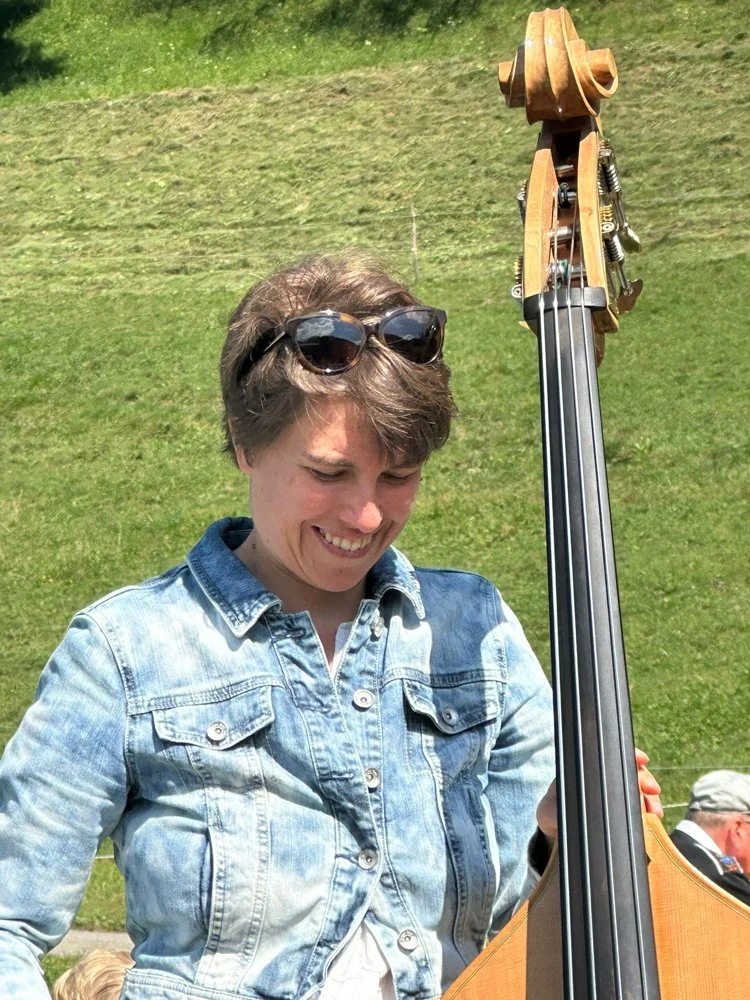 Carole am Kontrabass, lachend