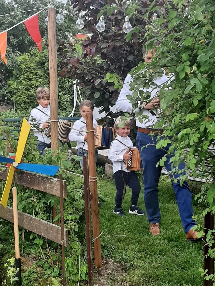 Die ganze Familie im Garten mit den Akkordeons